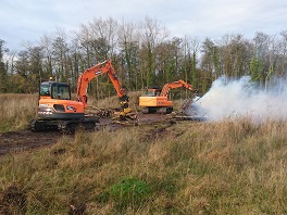 Wet scrub clearance with excavators on mats